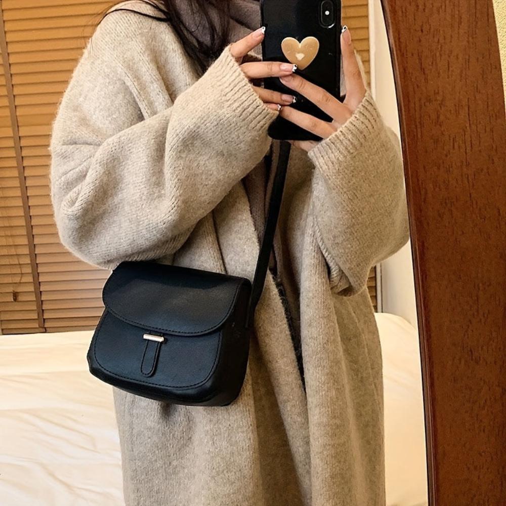 Retro Grace | Elegant Saddle Crossbody Bag