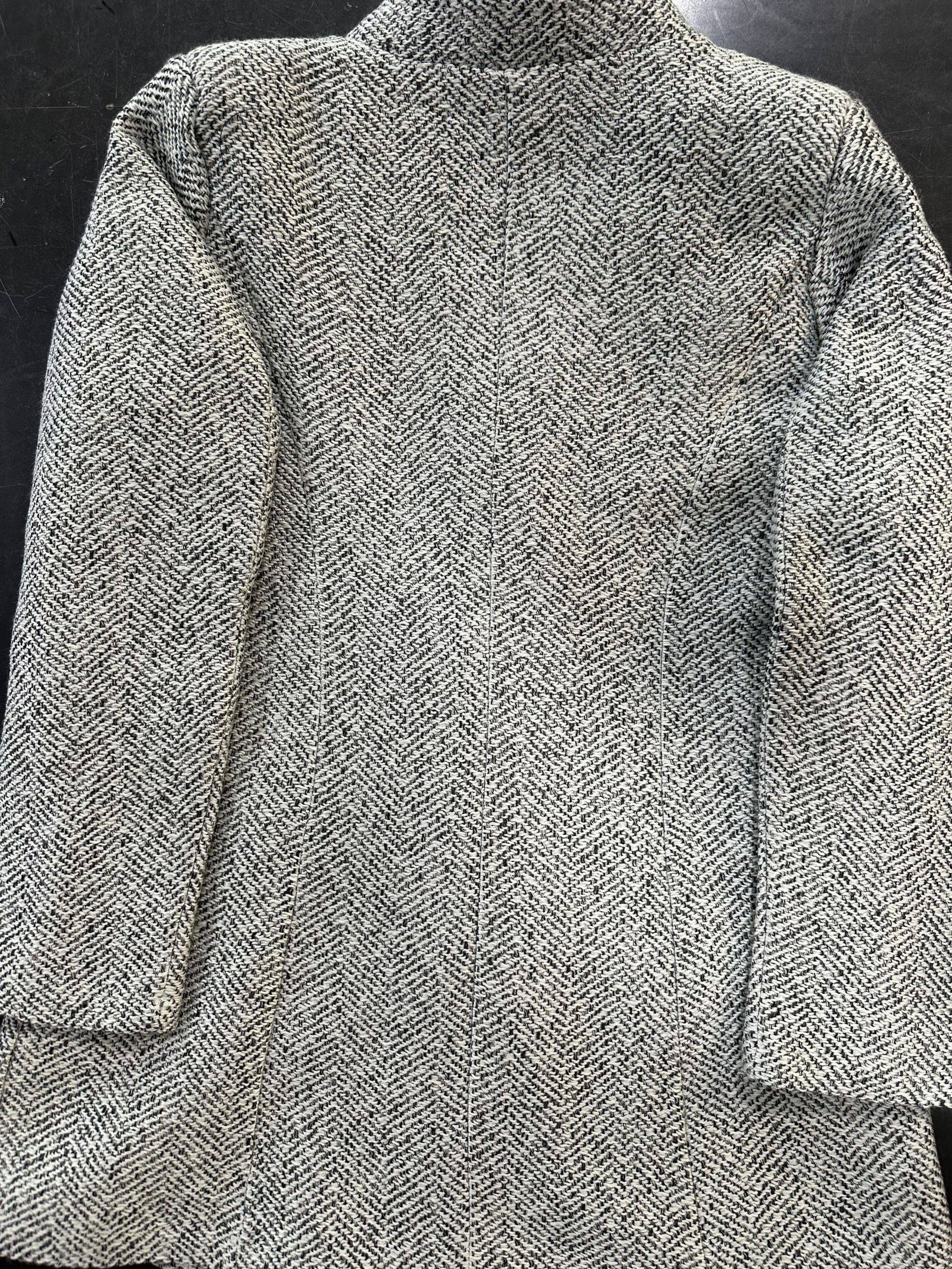 Women's Stylish Mid-Length Tweed Coat - Slim Fit Casual Polyester Outerwear with Button Front, Long Sleeves, and Side Pockets for Fall/Winter