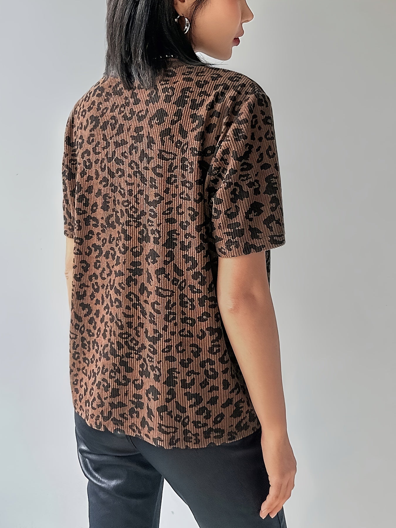 Women'S Stylish Short - Sleeve T-Shirt with Leopard Print - veyora